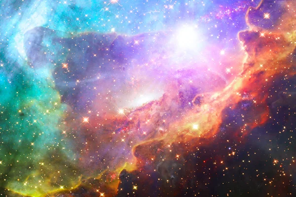 İnanılmaz bir galaksi. Yıldızlar, nebula ve gaz. Bu hayal unsurları