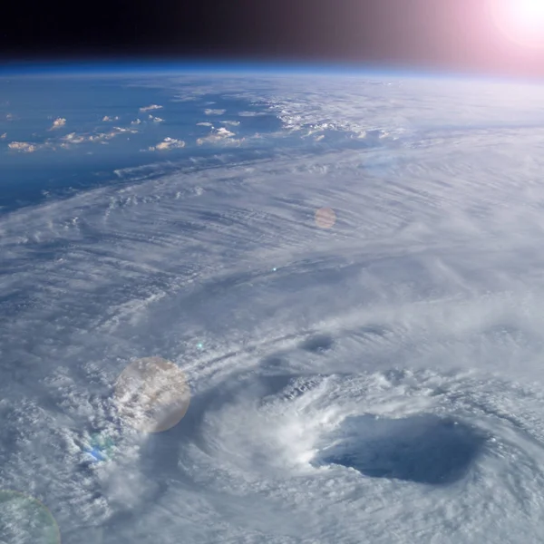 Ураган из космоса. На земле. Элементы этого образа — стоковое фото