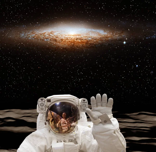 Astronauta na obcej planecie. Piękny widok z tyłu. Pierwiastek — Zdjęcie stockowe