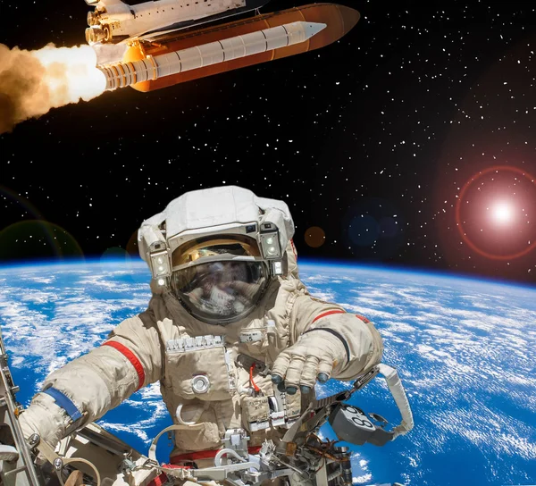 Űrhajós és rakéta a világűrben. Földgömb és csillagok. A — Stock Fotó