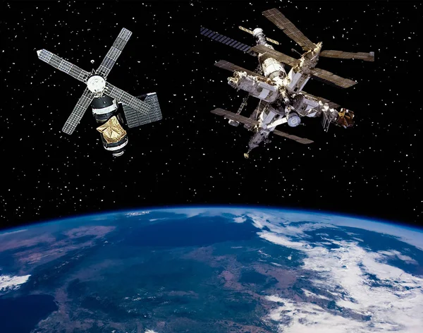 Två rymdstationer ovanför jorden. Elementen i denna bild f — Stockfoto