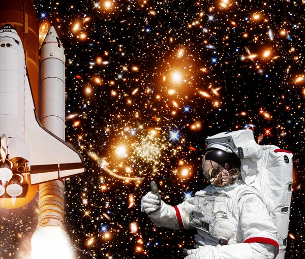 Astronauta dá polegares para cima, foguete e galáxia no fundo. Th... — Fotografia de Stock