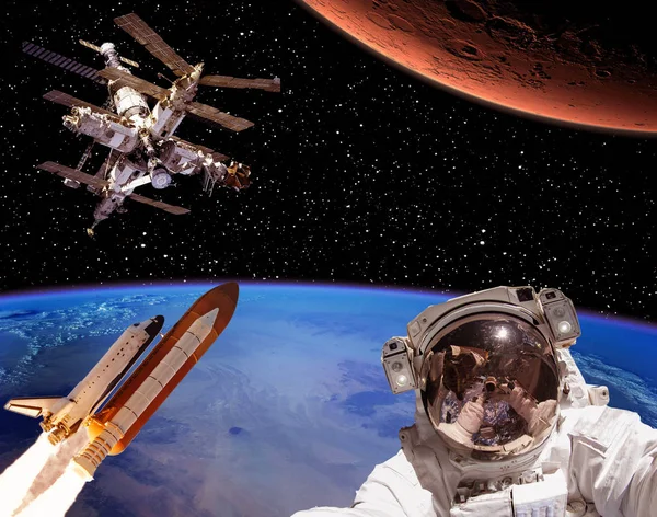 Astronaut, mars och raket. Elementen i denna bild möblerad — Stockfoto