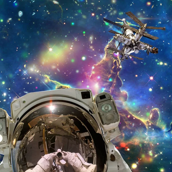 Astronaut och rymdstation. Underbar utsikt över rymden. Den eleme — Stockfoto