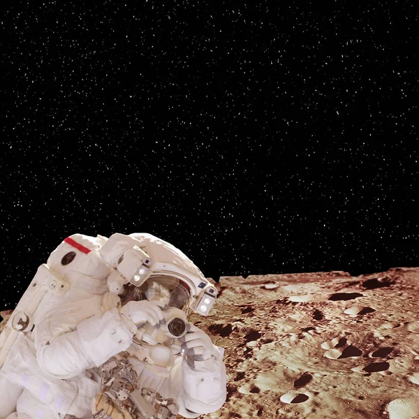 Astronauta z kamerą i dalekim planetą. Misja kosmiczna. Element — Zdjęcie stockowe