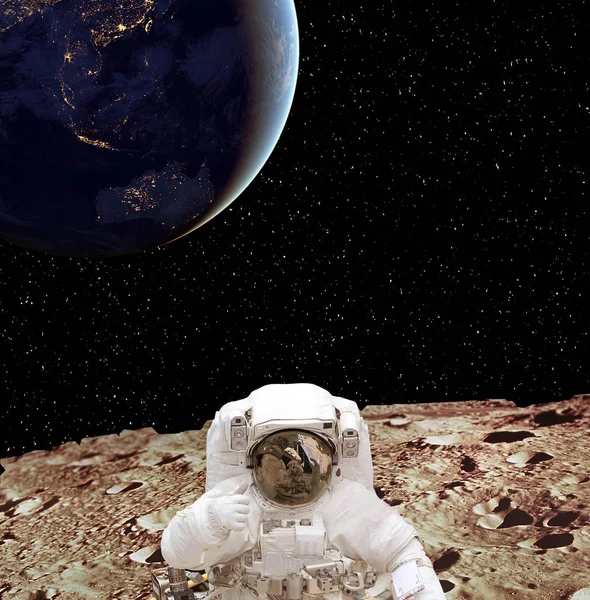 Gezegen yüzeyindeki astronot. Bu görüntünün elemanları furn