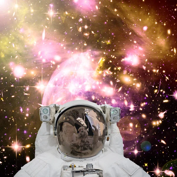 Närbild av astronaut. Galaxen på bakgrunden. De delar av — Stockfoto