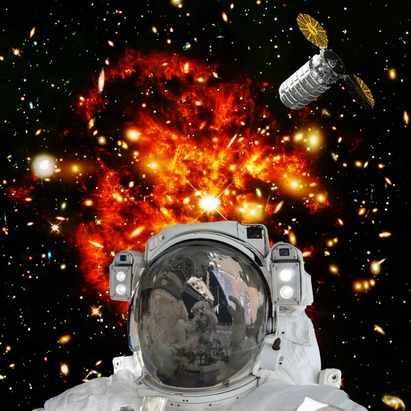 Astronaut poserar mot galaxer och stjärnor. Yttre rymden. The El — Stockfoto