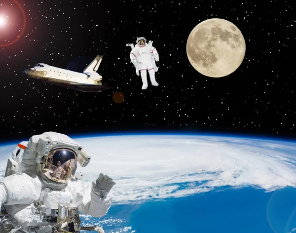 Astronauci lecący w kosmosie. Księżyc na tle. Przestrzeń SC — Zdjęcie stockowe