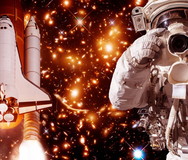 Kamera ve roket (mekik) ile Astronot. Bunun unsurları