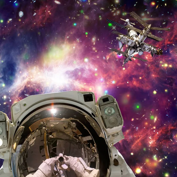 Astronaut och rymdstation. Underbar utsikt över rymden. Den eleme — Stockfoto