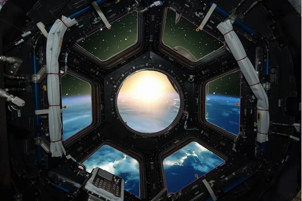 Fascinující východ slunce na zemi. Zobrazení okna kosmické lodi. Prvky — Stock fotografie