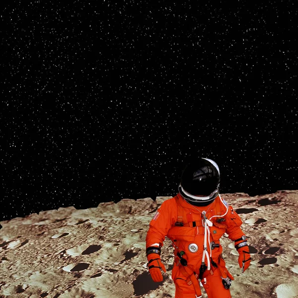 Astronaut gör steg på främmande planeten marken. Elementen o — Stockfoto