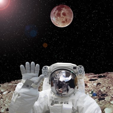 Güneş dışı gezegendeki astronot. Fondaki diğer gezegen