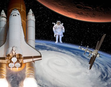 Roket dünyadan Mars'a uçuyor. Uzakta ki astronot. Bu, 