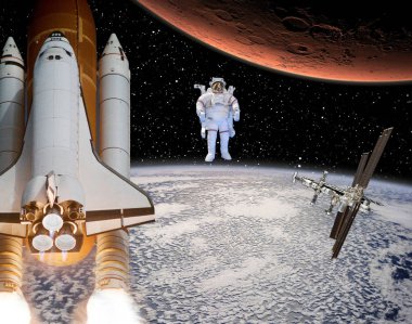 Roket dünyadan Mars'a uçuyor. Uzakta ki astronot. Bu, 