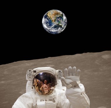 Güneş dışı gezegende poz veren astronot. Arka planda Dünya. 