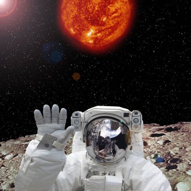 Uzaylı gezegeninde astronot, arka planda büyük güneş. Ele