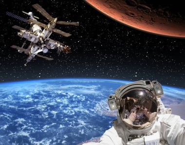 Astronot, Mars ve mekik. Bu görüntünün elemanları