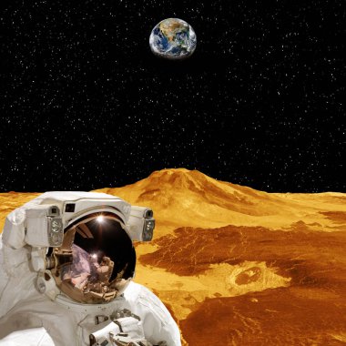 Astronot uzaylı gezegene karşı poz. Bu hayal unsurları