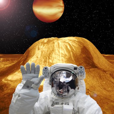 Astronot uzaylı gezegene karşı poz. Bu hayal unsurları