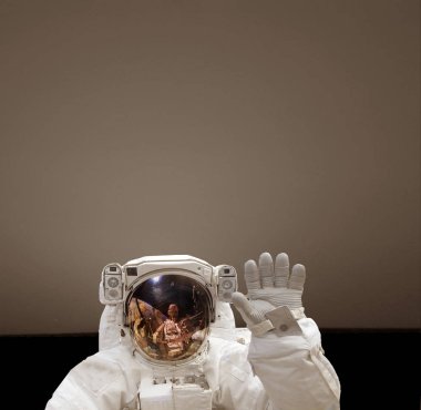 Gün doğumu sırasında Mars topraklarında poz veren astronot. Karanlık atmosfer. T