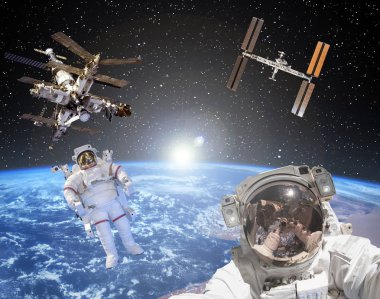 Astronot, uzay istasyonları ve arka planda gün doğumu. Eleme