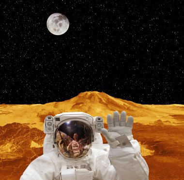 Garip güneş dışı gezegende poz veren astronot. Elementler 
