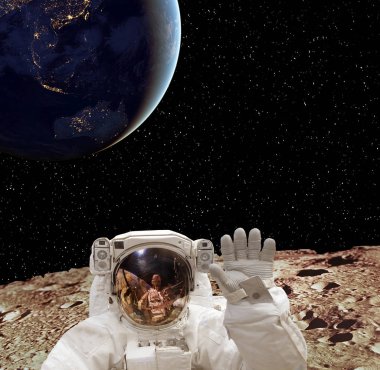Güneş dışı gezegende poz veren astronot. Arka planda Dünya. 
