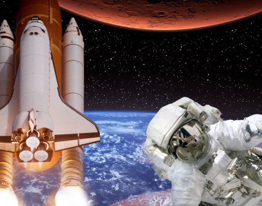 Roket dünyadan Mars'a uçuyor. Uzaydaki astronot. E