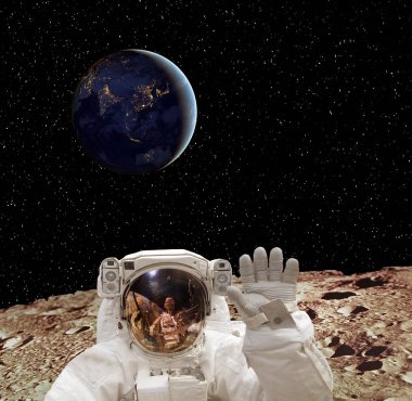 Güneş dışı gezegende poz veren astronot. Arka planda Dünya. 