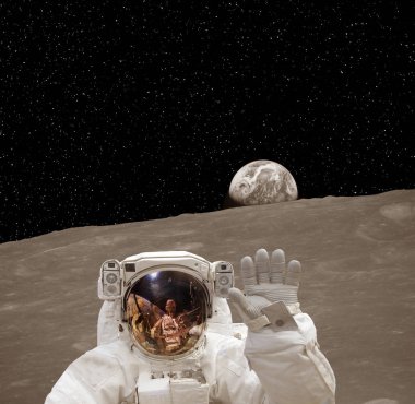 Güneş dışı gezegende poz veren astronot. Arka planda Dünya. 
