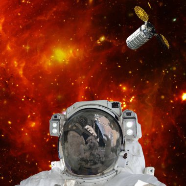 Astronot galaksilere ve yıldızlara karşı poz vermek. Uzay. El