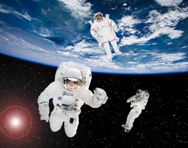 Astronotlar uzayda uçuyor. Uzay sahnesi. t elemanları