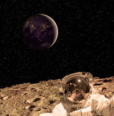Astronotun arkasında Dünya var. Ay'daki astronot. Elementler 