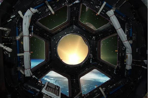 Fascinating sunrise on earth. Spaceship window view. Elements of — Stock Photo, Image