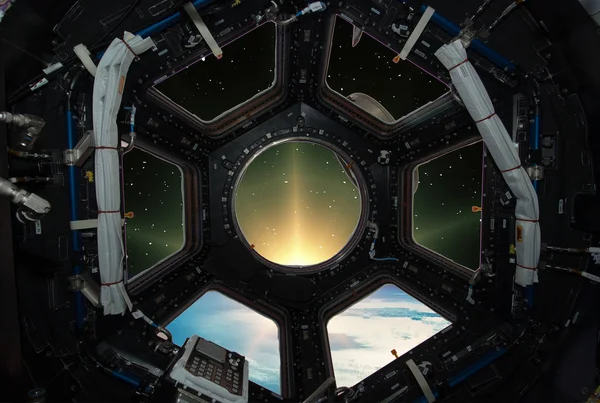 Fascinující východ slunce na zemi. Zobrazení okna kosmické lodi. Prvky — Stock fotografie