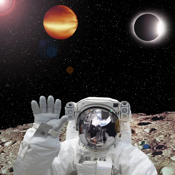 Astronauten på exoplanet planeten. Andra planeten i bakgrunden — Stockfoto
