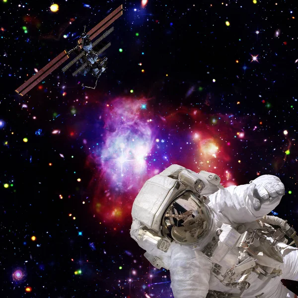 Astronauten flyger i rymden. Elementen i denna bild möblerade b — Stockfoto
