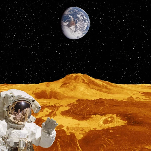Astronauta no planeta extrassolar. Estranha paisagem pedregosa em t — Fotografia de Stock