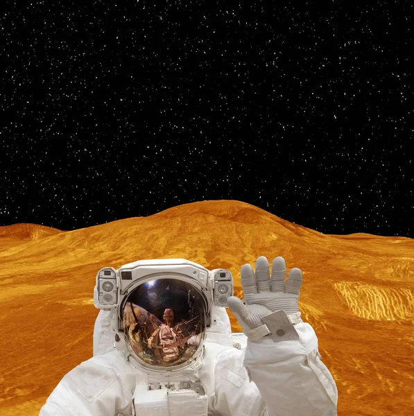 Astronauta posando no estranho planeta extrassolar. Os elementos — Fotografia de Stock