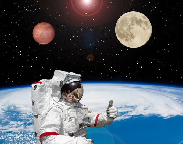Astronaut ger tummen upp. Månen och mars i yttre rymden. Utrymme — Stockfoto