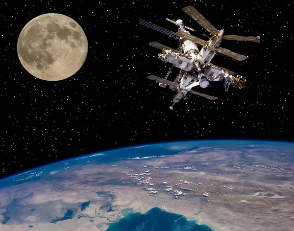 Moon och rymdstationen flyger nära. Elementen i denna bild f — Stockfoto