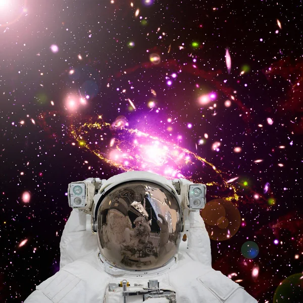 Närbild av astronaut. Galaxen på bakgrunden. De delar av — Stockfoto