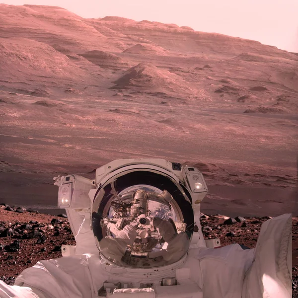 Astronauta en el planeta extrasolar. Extraño paisaje pedregoso en t —  Fotos de Stock
