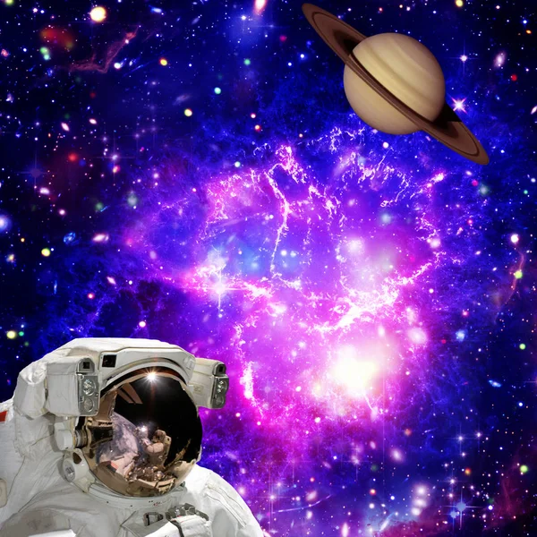 Astronauta mirando al planeta contra el espacio. Los elementos de t — Foto de Stock