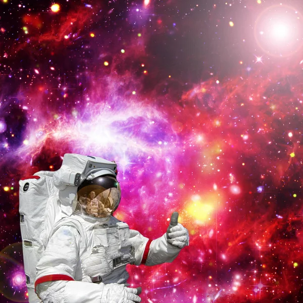 Astronaut ger tummen upp mot yttre rymden, galaxer och Star — Stockfoto
