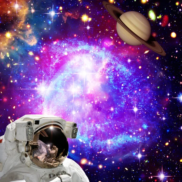 Astronaut kijkt naar de planeet tegen de ruimte. De elementen van t — Stockfoto