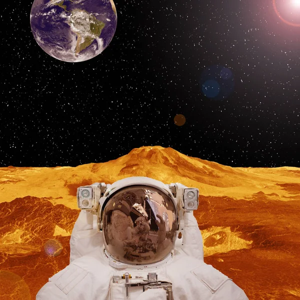 Planeta extrassolar e terra para trás. Astronauta posando. O elemento — Fotografia de Stock