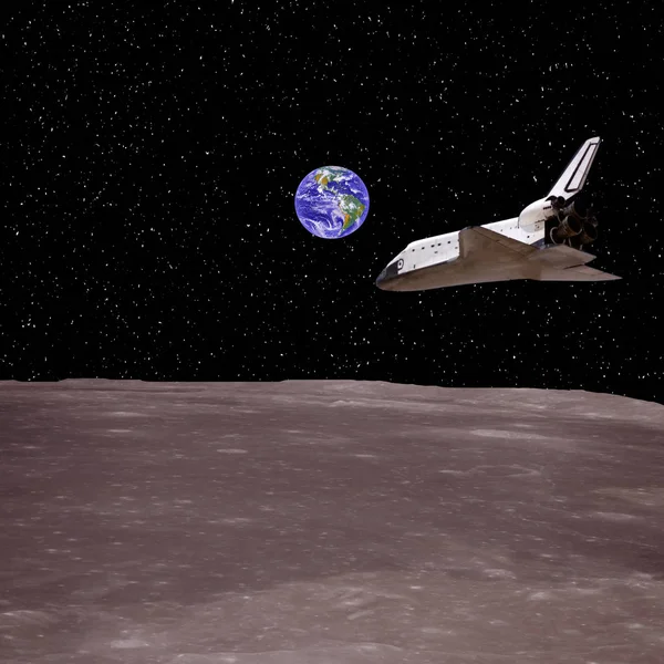 Weltraummission zum außerirdischen Planeten. Shuttle fliegt über den Plan — Stockfoto
